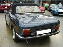 Heckansicht eines Peugeot 304S Cabriolet im Farbton bleu caraibes. Classic Remise Düsseldorf am 15.10.2022.