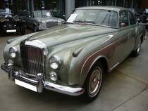 Bentley S2 Continental twodoor von 1962. Dieser, von Mulliner coachworks karossierte, Bentley S2 Continental wurde 1962 erstmalig in Zürich zugelassen. Die Kombination der Lackierung im Farbton silver green mit der grünen Lederausstattung verleiht dem Auto eine sehr edele Optik. Angetrieben wird dieses Coupe von einem V8-Motor, der aus einem Hubraum von 6230 cm³ eine Leistung von 188 PS mittels eines Automaticgetriebes an die Hinterachse weiter gibt. Classic Remise Düsseldorf am 15.10.2022.
