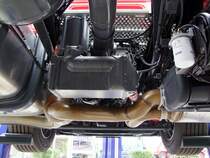 Unteransicht2 vom DAF-XF105.460, welcher sich auf einer mobilen Hebebhne befindet; TransportLogistic Mnchen;090515