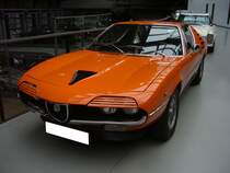 Alfa Romeo Montreal. Dieser Montreal ist im Farbton arancio 601 lackiert. Produziert wurden in den Jahren von 1970 bis 1977 insgesamt 3.917 Autos dieses Typs. Der Wagen wurde als Designstudie auf der Weltausstellung (Expo) 1967 inm kanadischen Montreal vorgestellt. Da dieser hübsche Sportwagen großen Anklang fand, ging er ab 1970 in Serie. Den Namen seines Vorstellungsortes behielt er bei. Der V8-Motor hat einen Hubraum von 2.593 cm³ und leistet 200 PS. Das Fahrwerk wurde vom Typ 105 (Giulia) übernommen. Classic Remise Düsseldorf am 15.10.2022.
