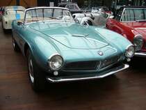 BMW 507 Touring Sport Roadster, produziert von 1956 bis 1959. Der von Albrecht Graf Goertz (*1914 *2006) gezeichnete 507, war der Star der Frankfurter Automobil Ausstellung des Jahres 1955. Es wurden lediglich 252 Autos dieses Typs gebaut. Der V8-Motor mit einem Hubraum von 3168 cm³ leistet 150 PS, bzw. in der USA-Ausführung 195 PS. Bei der USA-Ausführung wurde die Verdichtung von 1:7,8 auf 1:9 erhöht. Je nach Übersetzung der Hinterachse war eine Höchstgeschwindigkeit von 220 km/h möglich. Classic Remise Düsseldorf am 15.10.2022.