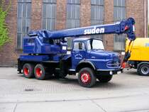 Ein historischer Mercedes-Benz-Autokran auf dem Gelnde des Bergwerks Auguste Victoria 3/7 in Marl beim Tag der offenen Tr am 9. Mai 2009. 
