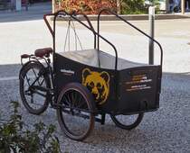 Lastenfahrrad gesehen vor einem Restaurant in Chambery. 09.2022