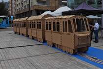 Ein Straen Eisenbahn aus Hartpappe war zum Wochenende der Mobilitt am Rande eines Parkplatzes in Annecy aufgebaut worden, an der unsichtbaren Seite wurde schon Farbe aufgetragen. 09.2022