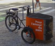 Lastenfahrrad eines Bckerei Betriebes, steht nahe dem Laden auf dem Brgersteig in Chambery. 09.2022