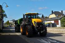 JCB-Fastrac mit Hnger, aufgenommen in der Nhe von Wiltz. 10.2022