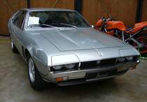 Iso Rivolta Lele der Seria due aus dem Jahr 1973. Dieses Modell wurde nach der Ehefrau des Firmengründers benannt. Die Dame hieß mit Vornamen Rachele. Ihr Kosename war  Lele . Das Modell wurde auf dem Turiner Autosalon des Jahres 1969 vorgestellt. Der gezeigte  Lele  ist einer von 129 Fahrzeugen, die mit einem V8-Motor aus dem Regal von Ford/USA bestückt waren. Dieser hat einen Hubraum von 5689 cm³ und leistet 325 PS. Der Wagen ist gemäß der Beschreibung im Verkaufs-Expose im Farbton argento 106 E1 lackiert. Classic Remise Düsseldorf am 15.10.2022.