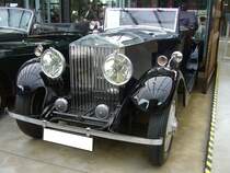 Rolls Royce 20/25 HP Drop Head Coupe aus dem Jahre 1932. Dieses D rop H ead C oupe mit einem Aufbau von Windowers coachworks/London wurde im Februar 1932 an eine gewisse Mrs. Martin in Sunningdale/Grafschaft Berkshire ausgeliefert. Das Drop Head Coupe mit zwei Positionen ermöglicht es durch seine Verdeckkonstruktion, entweder mit komplett geschlossenem Dach, nur mit der vorderen Sitzbank offen, oder komplett offen zu fahren. Der Sechszylinderreihenmotor hat einen Hubraum von 3669 cm³ und leistet ca. 75 PS. Classic Remise Düsseldorf am 15.10.2022.