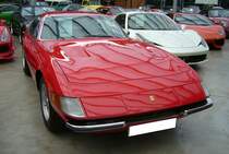 Ferrari 365 GTB 4 Daytona aus dem Jahr 1971. Das Modell 365 GTB/4 wurde von 1966 bis 1973 als Coupe und Cabriolet produziert. Hier wurde ein später 365 GTB/4 aus dem Modelljahr 1971 abgelichtet. Dieses ist an den  Schlafaugen-Frontscheinwerfern  erkennbar. Davor waren die Scheinwerfer durch eine Plexiglasabdeckung geschützt. Der V12-Motor mit einem Hubraum von 4390 cm³ Hubraum leistet 352 PS. Classic Remise Düsseldorf am 15.10.2022.