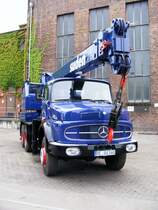 Ein historischer Mercedes-Benz-Autokran auf dem Gelnde des Bergwerks Auguste Victoria 3/7 in Marl beim Tag der offenen Tr am 9. Mai 2009. 
