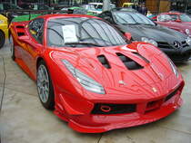 Ferrari 488 GTB Challenge. Dieser 488 GTB Challenge ist quasi ein Neuwagen. Er hat nur einen Vorbesitzer, der diesen Sportwagen seit seiner Auslieferung im Jahr 2018 gerade mal 50 Kilometer bewegt hat. Der als Mittelmotor verbaute V8-Motor hat einen Hubraum von 3902 cm³ und leistet 670 PS. Die Höchstgeschwindigkeit gibt das Werk in Maranello mit 330 km/h an. Classic Remise Düsseldorf am 15.10.2022.