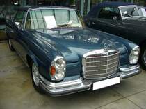 Mercedes Benz W111 280SE 3.5 Coupe. Im Jahr 1967 brachte Mercedes-Benz einen neuen 2,8-l-Motor heraus. Demzufolge hieß der W111 Coupe nun 280 SE Coupé. Ein weiteres, auch äußerlich erkennbares Facelift, gab es bei den W111 Modellen ab dem Jahr 1969 mit der Einführung des V8-Motores mit einem Hubraum von 3499 cm³ und einer Leistung von 200 PS. Die Frontpartie erhielt mit diesem Modell eine flachere Motorhaube und einen niedrigeren Kühlergrill. Die Modelle hießen ab diesem Zeitpunkt  Flachkühler“. Die Höchstgeschwindigkeit gab man bei Mercedes Benz mit 210 km/h an. Dann wurden aber auch bis zu 18,5 Liter Superbenzin mittels der elektronisch gesteuerten Bosch-Einspritzpumpe in die Brennräume eingespritzt. Classic Remise Düsseldorf am 15.10.2022.