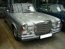Mercedes Benz W111 E35/1 Cabriolet, auch 280SE 3.5 genannt. Die Baureihe W111, auch große Heckflosse genannt, wurde im Februar 1961 vorgestellt. Im September 1969 ergänzte dann das Spitzenmodell 280SE 3.5 E35/1 als Coupe und Cabriolet die Produktpalette. Vom Cabriolet verkaufte Mercedes Benz bis zum Produktionsende im Jahr 1971 genau 1.232 Fahrzeuge. Ein solches Cabriolet war ab DM 34.025,00 zu haben. Unter der Motorhaube verrichtet ein V8-Motor seinen Dienst, der aus einem Hubraum von 3459 cm³ eine Leistung von 200 PS an die Hinterachse bringt. Das gezeigte Cabriolet stand im Jahr 1969 als Präsentationsmodell von Mercedes Benz auf der IAA Frankfurt. Es dürfte somit das älteste 280SE 3.5 Cabriolet sein. Classic Remise Düsseldorf am 15.10.2022.
