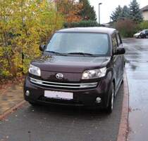 Der Daihatsu MATERIA in bordeaux-rot.