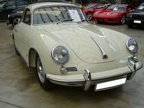 Porsche 356 B Super Coupe von 1963. Dieses 356 B Super Coupe mit einer Karosserie von Karmann/Osnabrück wurde 1963 nach Portland/Oregon ausgeliefert. Der Wagen ist im Farbton reihergrau lackiert. Der im Heck verbaute, gebläsegekühlte, Vierzylinderboxermotor hat einen Hubraum von 1582 cm³ und leistet 75 PS. Classic Remise Düsseldorf am 15.10.2022.