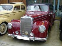 Mercedes Benz W187 220 Cabriolet B. Das W187 Cabriolet wurde von 1951 bis 1954 gebaut. Es war als Viersitzer ausgelegt und verkaufte sich während der vierjährigen Bauzeit 997 mal. Der zweisitzige Bruder, 220 Cabriolet A, verkaufte sich 1.278 mal und stand auch ein Jahr länger im Mercedes Benz Verkaufsprospekt. Der Sechszylinderreihenmotor leistet 80 PS aus einem Hubraum von 2.195 cm³. Classic Remise Düsseldorf am 15.10.2022.