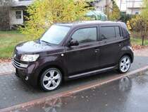 Der Daihatsu MATERIA in bordeaux-rot.