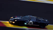 98 FORD GT40 - 1965, (ex Le Mans Auto), Fahrer: FARLEY Jim (USA) & VAN DE POELE Eric (BE), es wird Nacht,  Spa 6h Classic 1.10.2022 .
Mitgezogen  von der neuen Tribühne Eau Rouge