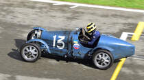 BUGATTI Type 35 - 1925, Driver: PITTAWAY Duncan (UK) & DUTTON Tim (UK). Pre-War Sports Cars Spa 6h Classic 1.10.2022 .
Mitgezogen durch den Sicherheitszaun, auf der Start und Ziel Geraden von der Haupttribühne