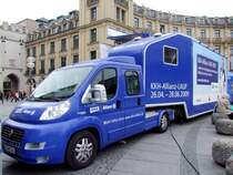 Fiat  DUCATE-MAXI  ist f�r KKH-Allianz-Lauf unterwegs, und macht einen Zwischenstopp am Stachus in M�nchen; 090515