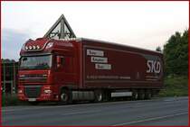 DAF XF105.510SCC  SuperSpaceCab  der SKD Internationale Transporte aus dem Sauerlandkreis im Morgenlicht des 22.05.2009 in Ldenscheid.
