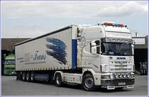 Auf dem Weg zum Bahnfotopunkt am ehemaligen Bahnhof Hagen-Kabel ist mir sofort dieser bekannte  Showtruck  aufgefallen. SCANIA TOPLINE  WIHTE POWER  144L 530PS der MB-Trans aus Henndorf bei Salzburg rangiert an die Laderampe. Gru� an den Fahrer;-)
