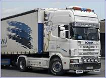 Das Prachtstck der Martin Bacher Transporte (MB-TRANS): Das Basismodell ist ein Scania Topline 144L 530PS. Die Zugmaschine besitzt zwei 600 Litertanks, Chromstostange, der Scheinwerferbgel und die Sidepipe sind verchromt. Dazu kommen viele weitere Extras. Die komplette Liste bekommt man auf der Seite der Spedition.