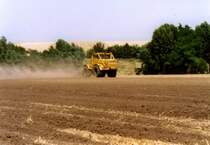 K700 beim Wettpfl�gen gegen 2 250PS-Dampflokomobile in Rottelsdorf, 10.08.03