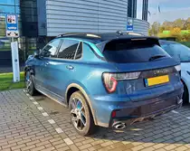 Heckansicht des LYNK & CO 01 Hybrid Geländewagen, gesehen bei einer Ladestation nahe einem Hotel. 11.2022
Laut verschiedener Webseiten kann man das Fahrzeug nur Mieten, Kaufen kann man es nicht.
