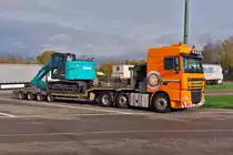 DAF XF Sattelzug beladen mit einem Nagelneuen Kobelco SK 140 SG LC Kettenbagger, gesehen an einer Raststädte nahe der Autobahn. 11.2022 