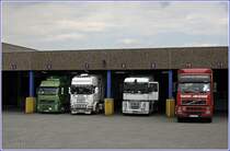 Hier ist einiges los (v.r.n.l.): VOLVO FH der TRANSPORTE RIESER aus Strass im Zillertal. Ihr Spezialgebiet ist der Verkehr von Deutschland nach Italien, einem Renault MAGNUM 460PS(?) aus sterreich (Kennzeichen OP), Scania Topline 144L 530PS von MB-Trans und einem portugisischen Volvo FH 440PS(?) von TORRESTIR.
