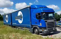 =Scania R 410-Hängerzug der polnischen Spedition PIETRZAK rastet an der A 7 im Juli 2022