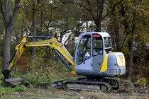 Ein kleiner WACKER / NEUSON Minibagger (Mietbaumaschine) Gleisbaustelle Berlin Buch, 09.11.22