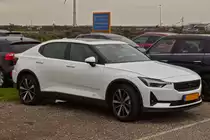 Polestar 2, stand auf einem gr��eren Parkplatz. 11.2022  
