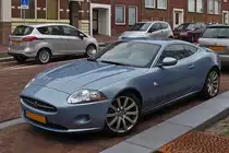 Jaguar XK, stand am Straßenrand. 11.2022  
