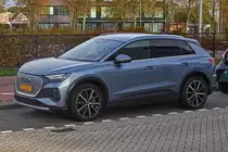 Audi Q4 E-tron, gesehen am Straßenrand. 11.2022  