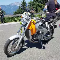 =Aprilia steht auf einem Parkplatz der Rossfeldstrasse bei Berchtesgaden, 06-2022