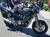 =Yamaha steht auf einem Parkplatz der Rossfeldstrasse bei Berchtesgaden, 06-2022