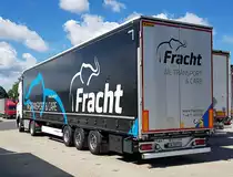 =Scania R 450-Sattelzug der Spedition FRACHT steht zur Fahrerpause auf einem Parkplatz an der A 7, 06-2022