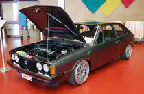 =VW Scirocco steht in der Ausstellungshalle beim Scirocco-Treffen in Hohenroda, 06-2022