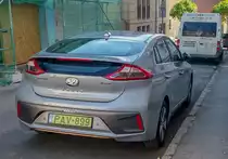 Rückansicht: Hyundai Ioniq Electric mit grünem Kennzeichen, gesehen in Mai, 2021.