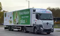 Heinrich Mahlmann GmbH (NEUMÖBELLOGISTIK) mit einem Sattelzug mit MB ACTROS 1843 Zugmaschine am 11.11.22 Berlin Marzahn.