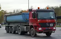 Ein Sattelkipper mit einer etwas älteren MB ACTROS 2046 Zugmaschine am 11.11.22 Berlin Marzahn.