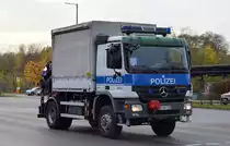 Ein Fahrzeug der Bundespolizei der Technischen Einheiten (BPOL), ein MB ACTROS 1944, eine schwere Zugmaschine mit Pritschenaufbau + Plane und am Heck ein Ladekran (Palfinger PK 29002) am 11.11.22 Berlin Marzahn.