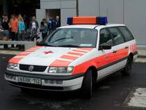 Notarztwagen des BRK vor dem easyCredit-Stadion in Nrnberg, welches zum Zeitpunkt der Aufnahme allerdings noch Frankenstadion hie.
Aufgenommen am 10.9.2005.