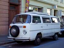 VW-BULLI parkt in der Bahnhofstrae in Ried i.I.; 090523