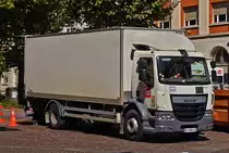 LKW Daf LF mit Kastenaufbau steht auf einem Parkplatz zum Entladen. 09.2022
