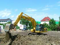 KOMATSU-PC210 bei einer Baustelle in Ried i.I.; 090522