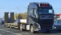 Bautransport und Kranservice Neuseddin GmbH mit einem Sattelzug mit Tiefladebrücke und VOLVO FH 500 EURO6 Zugmaschine am 14.11.22 Berlin Marzahn.