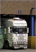 WIHTE POWER: Kurz nachdem der Scania 144L 530PS von MB-Trans an der Rampe steht kommt die Sonne hervor...